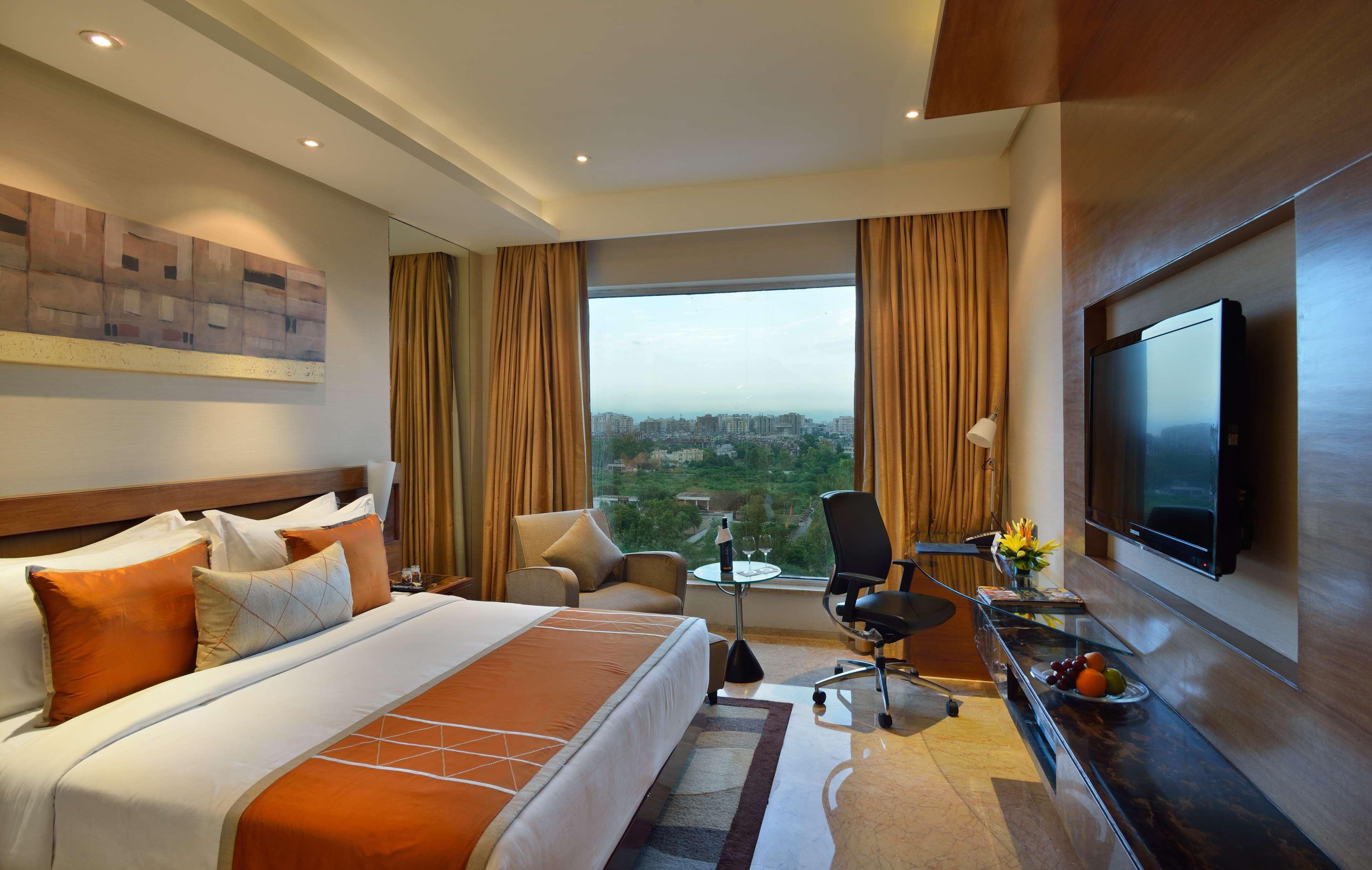 Radisson Blu Kaushambi Delhi NCR Ghaziabad Exterior foto