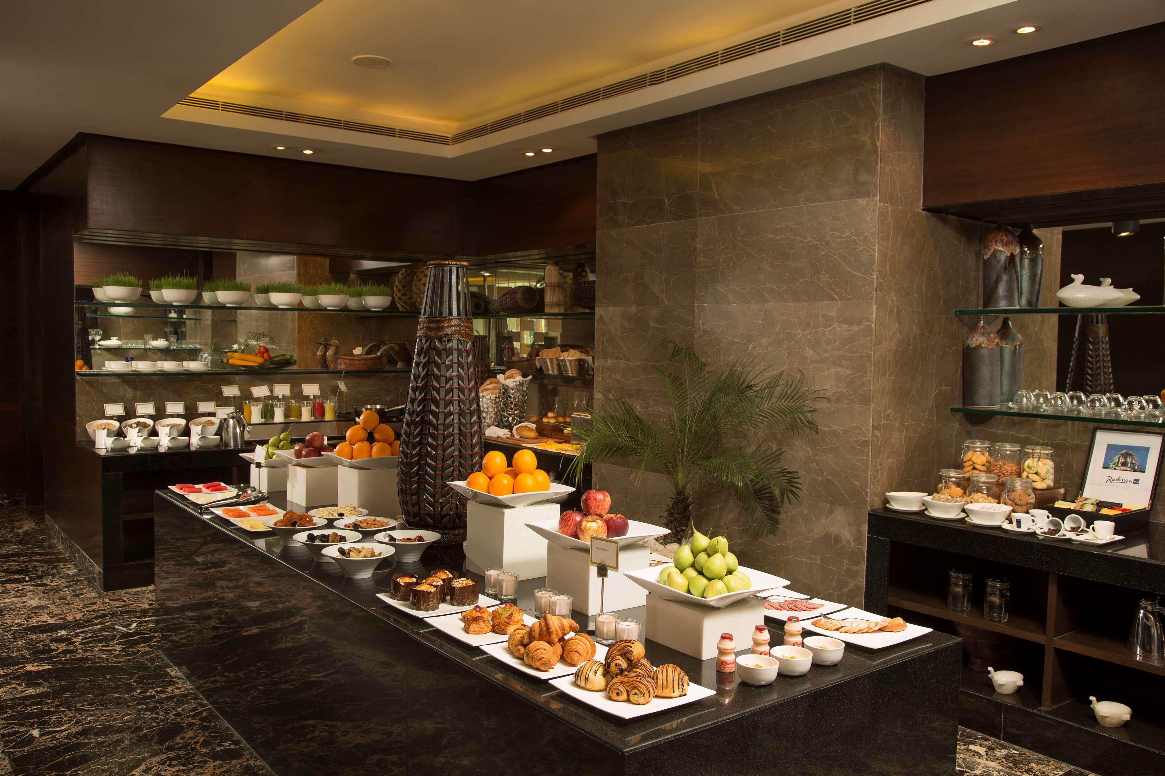 Radisson Blu Kaushambi Delhi NCR Ghaziabad Exterior foto
