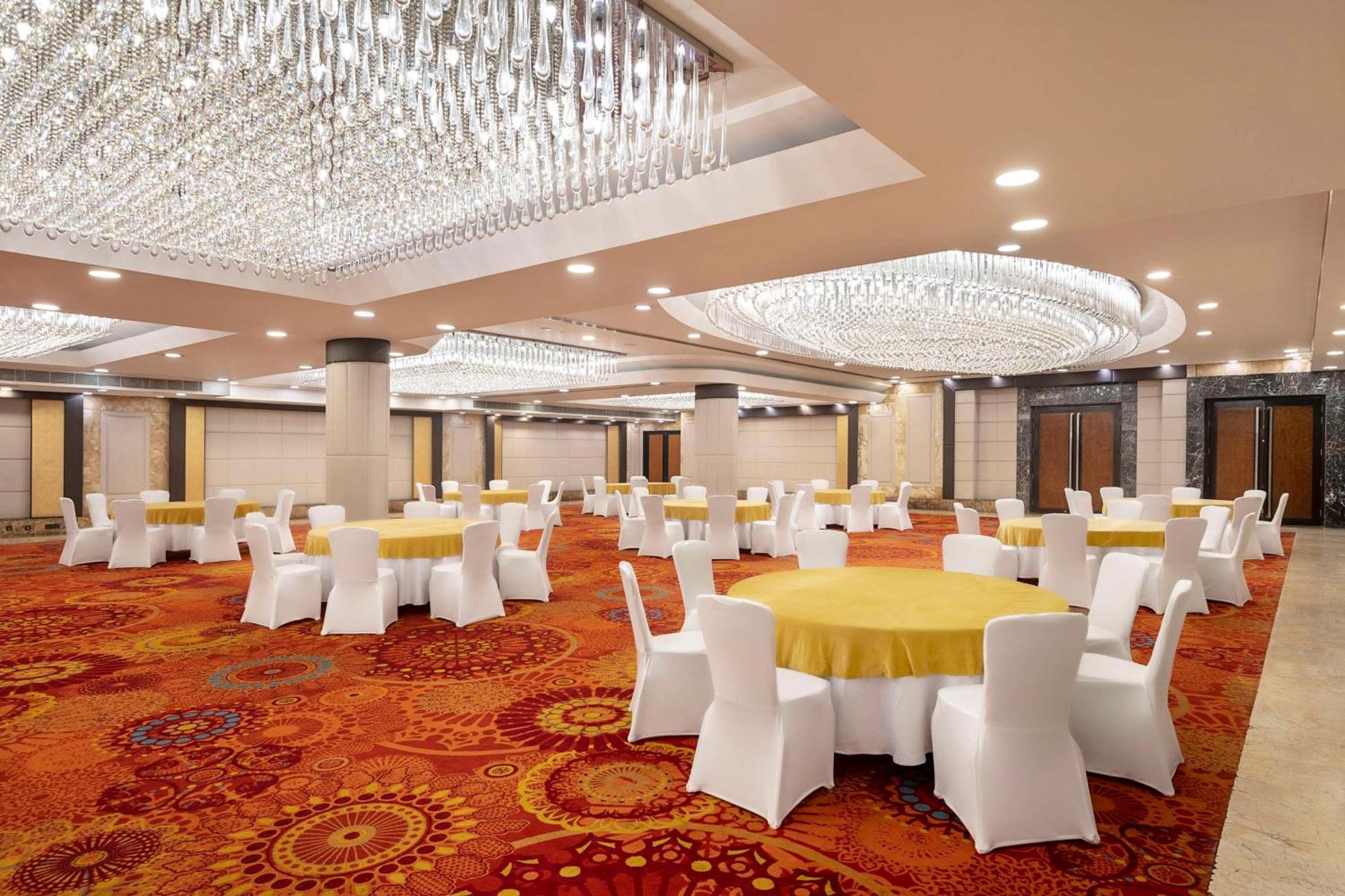 Radisson Blu Kaushambi Delhi NCR Ghaziabad Exterior foto