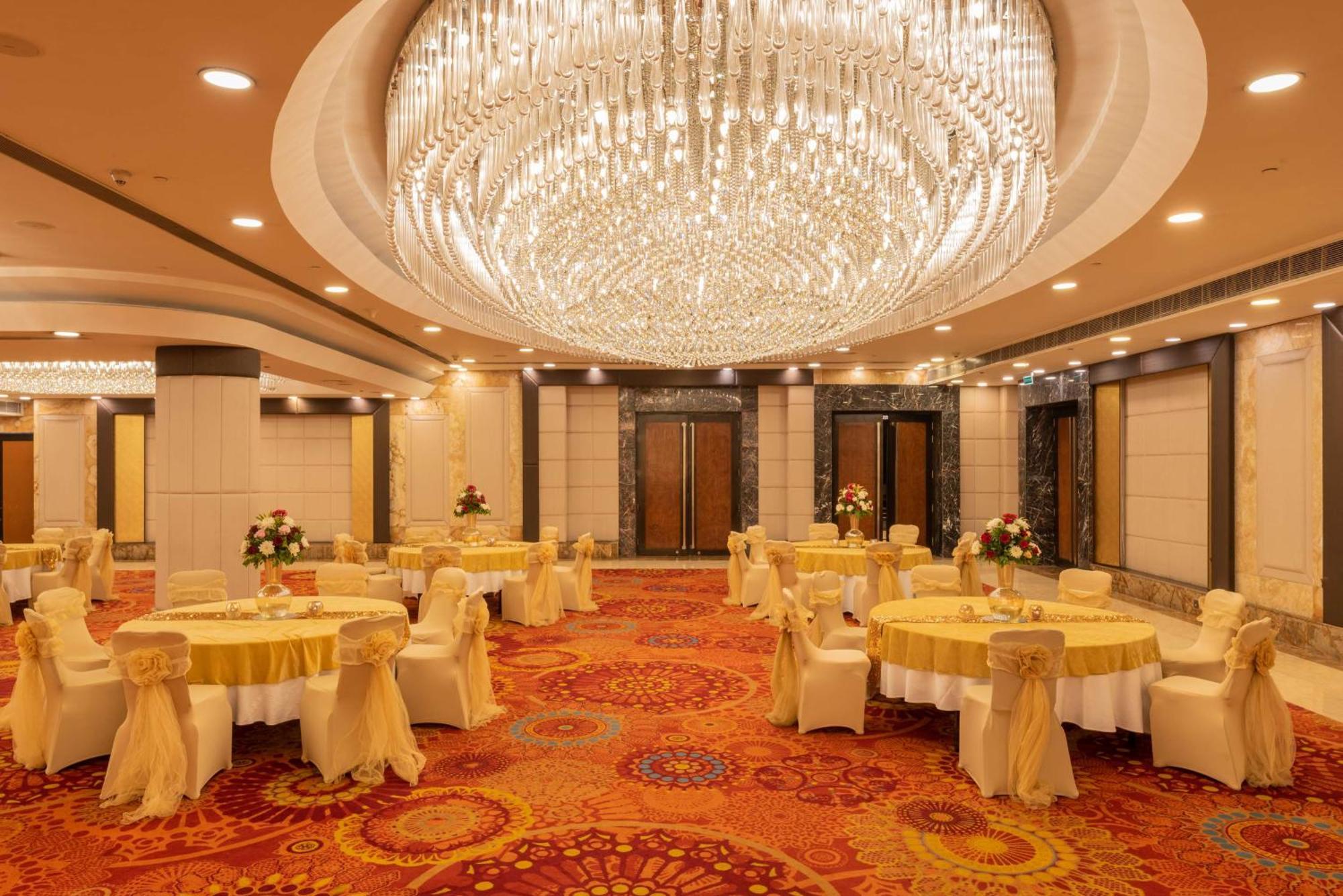 Radisson Blu Kaushambi Delhi NCR Ghaziabad Exterior foto